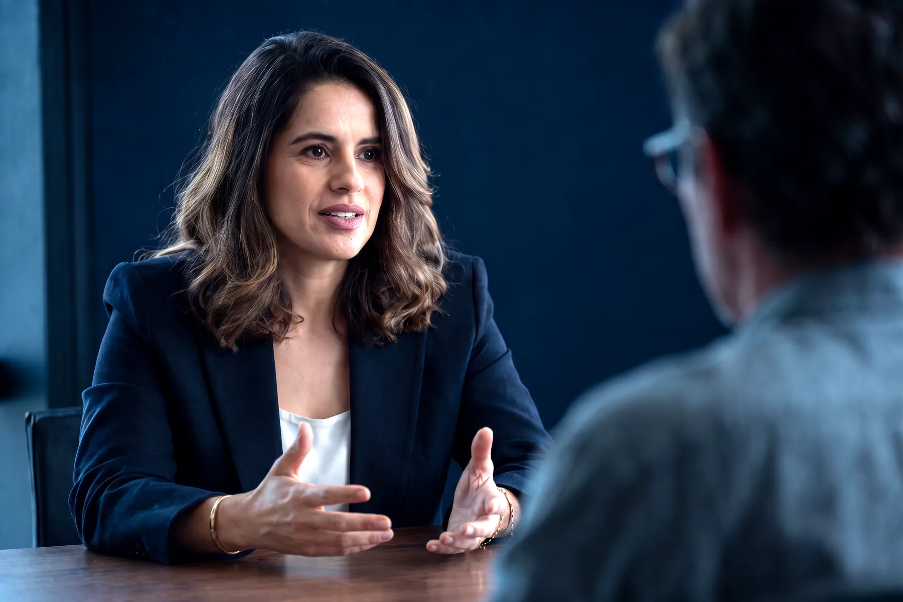 Consultora conversando com um cliente à mesa, durante uma reunião